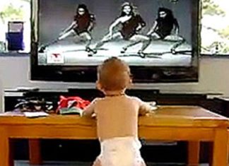 Ils passent à la TV sa chanson préférée : sa danse fait rire toute la famille!