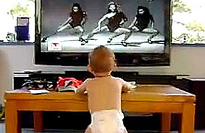 Ils passent à la TV sa chanson préférée : sa danse fait rire toute la famille!