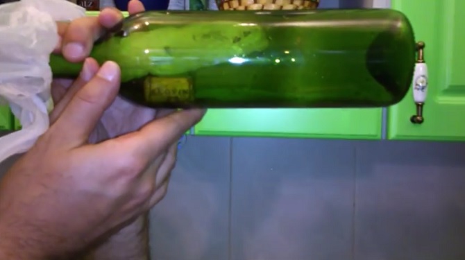Voici la méthode ingénieuse pour extraire un bouchon de l’intérieur d’une bouteille de vin.