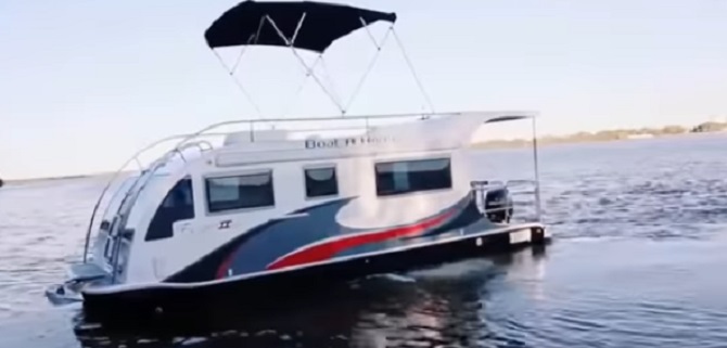 Un mini-appartement sur une barque. Voici la caravane flottante dont nous rêvons tous.