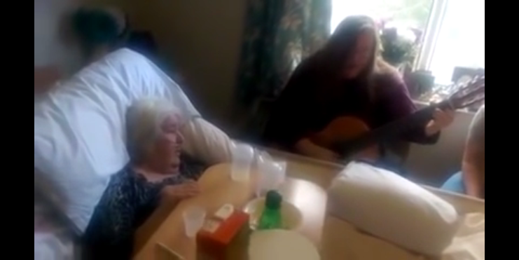 Elle dédie à sa mère malade une chanson célèbre : ce qu’elle va faire va vous émouvoir