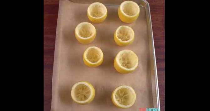 Elle commence par vider des citrons et crée un plat à l’aspect délicieux et au goût unique.