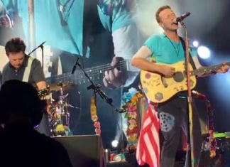 Michael j. Fox rejoint les Coldplay sur scène. Leur version de ce classique est géniale.│MiniBuzz