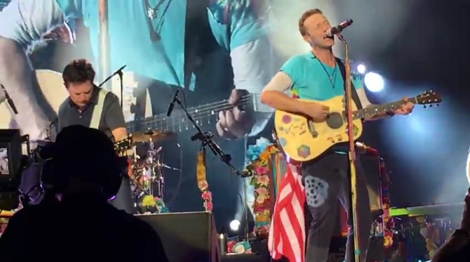 Michael j. Fox rejoint les Coldplay sur scène. Leur version de ce classique est géniale.