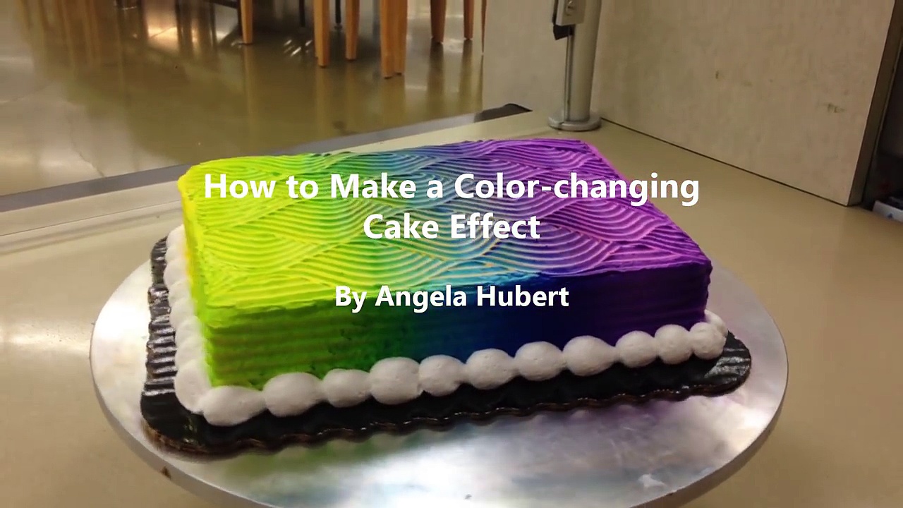 Une Femme Réalise Un Gâteau Coloré Normal, Mais Attendez Qu’elle Le Fasse Tourner