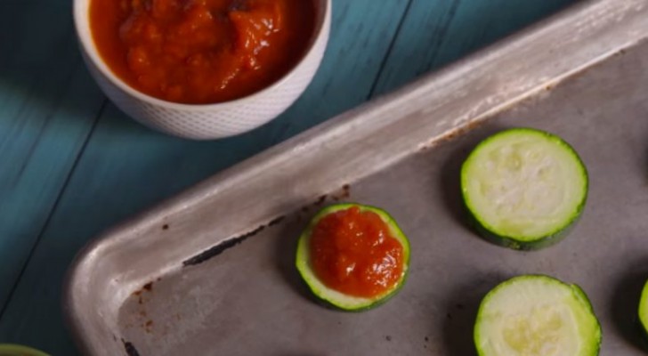Il Met Sur Les Courgettes De La Sauce Tomate… Après Avoir Vu Le Résultat, Vous Allez Courir Dans La Cuisine!