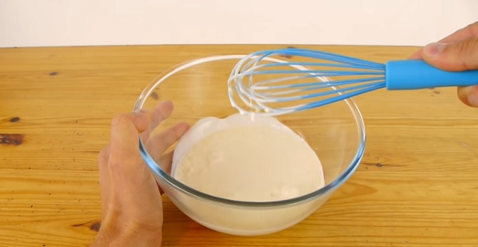 Voici comment obtenir une délicieuse crème fouettée, même si vous ne disposez pas des outils appropriés.