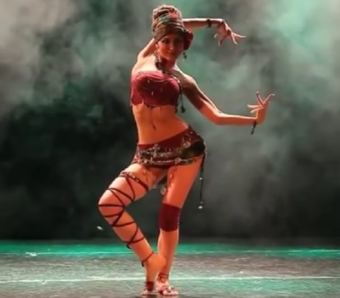 La danse faisant l’éloge du corps féminin: Vous ne pourrez plus détacher le regard de l’écran!