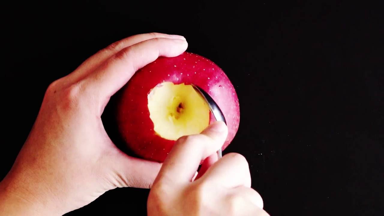 Il coupe la pâte feuilletée et met une pomme au milieu : voici comment il transforme un fruit en un dessert délicieux!