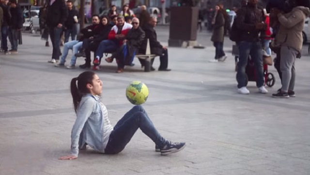 Une fille défie les passants de lui prendre le ballon, mais ils ne savent pas à qui ils ont affaire !