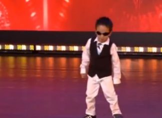 Cet enfant a un talent exceptionnel... Lorsqu'il commencera à danser, vous comprendrez pourquoi!