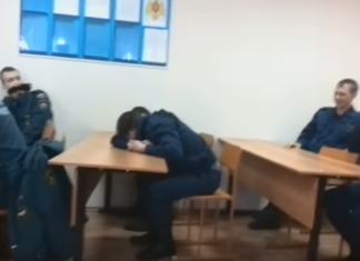 L'étudiant pompier dort en classe : l'enseignant trouve le moyen le plus amusant de le réprimander
