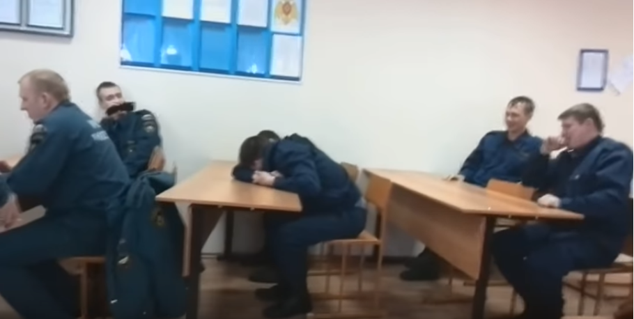 L’étudiant pompier dort en classe : l’enseignant trouve le moyen le plus amusant de le réprimander