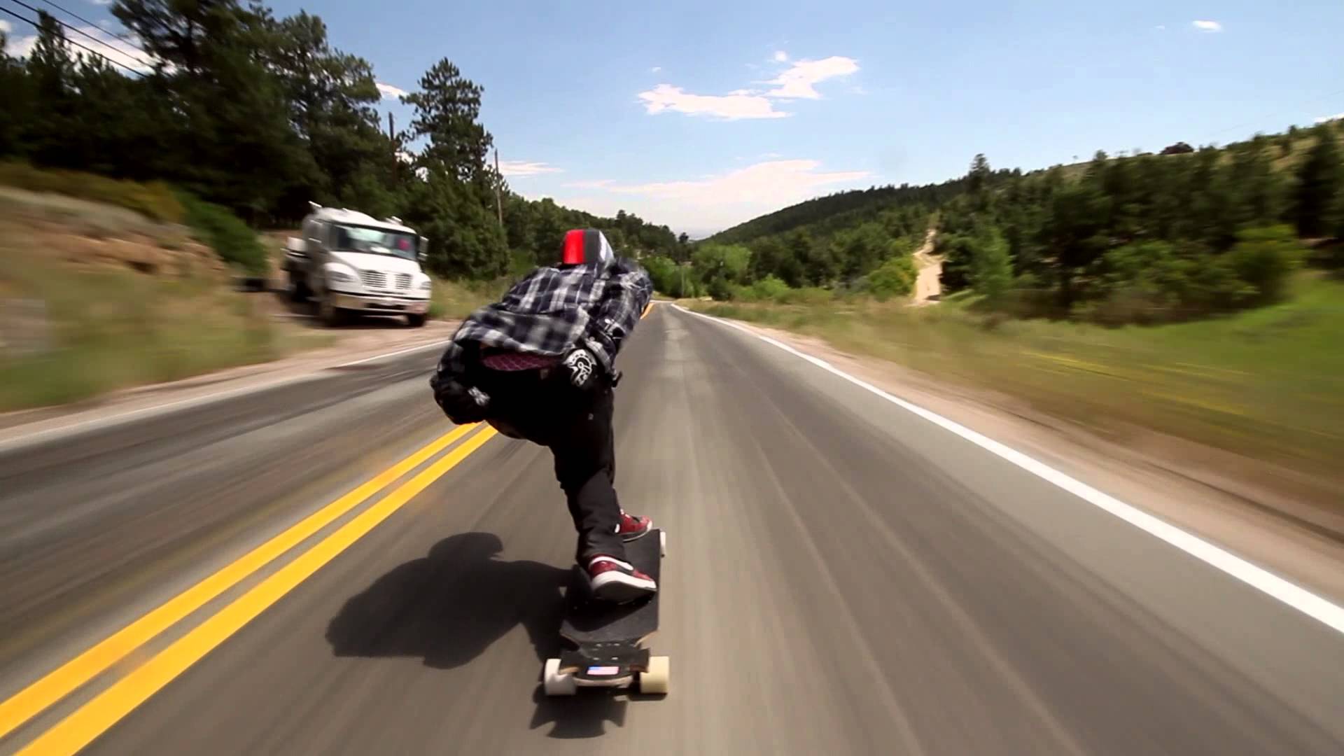 Il descend avec son skateboard à plus de 100 Km par heure… Son exploit est hors du commun!
