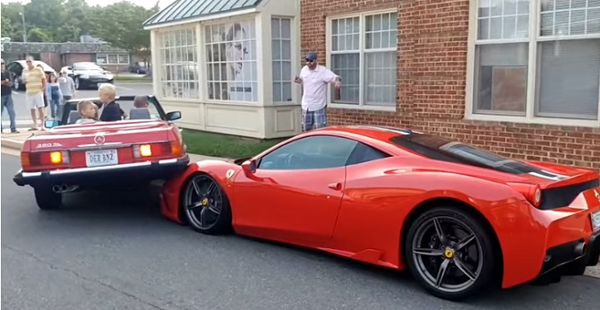 Une pauvre femme fait une mauvaise manœuvre et termine… Sur une Ferrari de 300.000 euros.