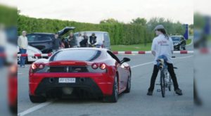 Une Course Contre La Ferrari Et Une "bicyclette": Le Résultat N'est Pas Celui Que Vous Attendez | Minibuzz