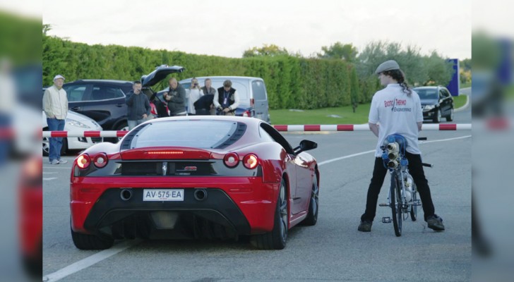 Une Course Contre La Ferrari Et Une « bicyclette »: Le Résultat N’est Pas Celui Que Vous Attendez
