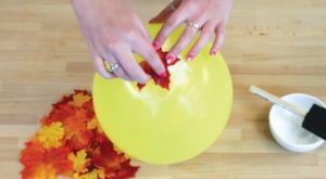 Elle Colle Des Feuilles Sur Un Ballon : Ce Qu'elle Obtient Est Un Objet Pour Une Maison De Style Automnal ! | Minibuzz