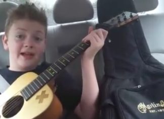 Un garçon de 12 ans prend sa guitare dans la voiture: Son style est génialissime.│ MiniBuzz