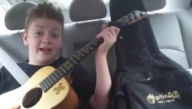 Un garçon de 12 ans prend sa guitare dans la voiture: Son style est génialissime.