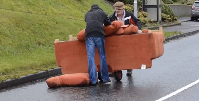 2 hommes ivres essaient de transporter un canapé : leur manière de procéder est hilarante!