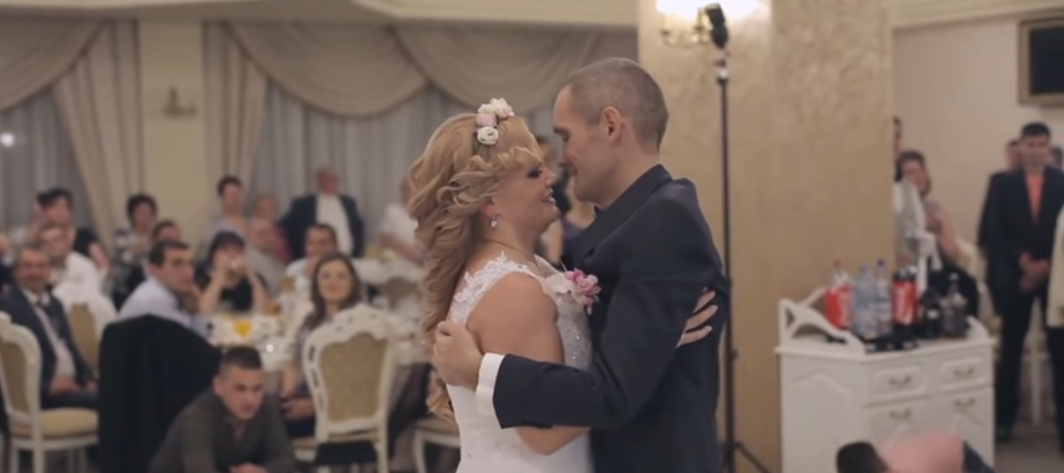 Les jeunes mariés sont invités à danser : voici l’émouvante vidéo de leur première danse
