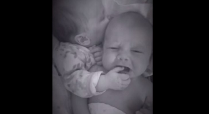 Le bébé commence à pleurer, mais son frère jumeau sait bien comment le calmer…