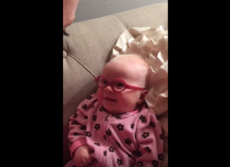 Elle porte des lunettes pour la première fois : profitez de sa réaction en voyant le visage de sa maman...