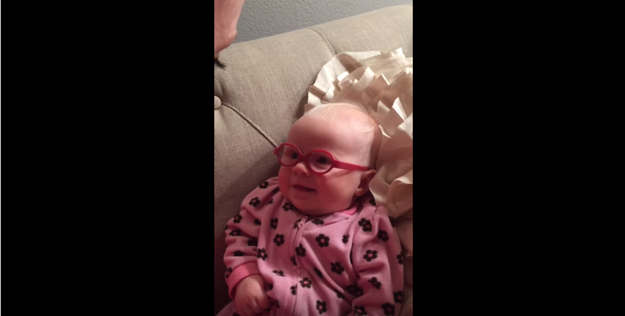 Elle porte des lunettes pour la première fois : profitez de sa réaction en voyant le visage de sa maman…