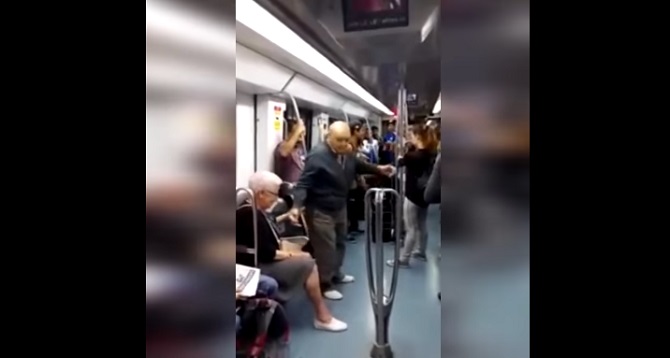 Son mari commence à danser avec une petite jeune dans le métro: La réaction de sa femme est immédiate !