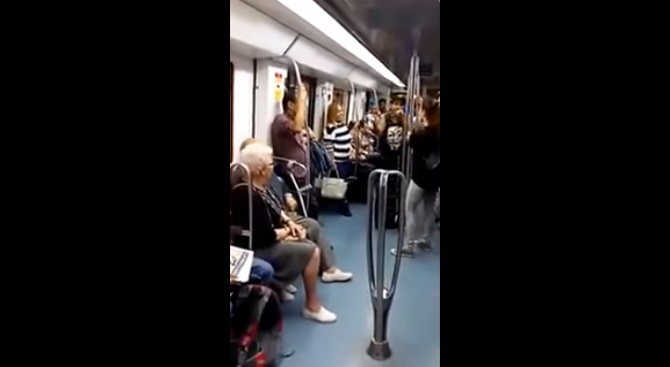 Dans le métro un groupe de rap se produit. Un couple inattendu va les aider à mettre le feu.