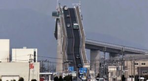 Cela Ressemble à Une Montagne Russe... Mais C'est En Revanche Un Pont Japonais Terrifiant! :-O | Minibuzz