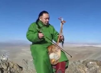 Un homme nous présente l'ancienne technique du chant de la mongolie : l'effet est magique