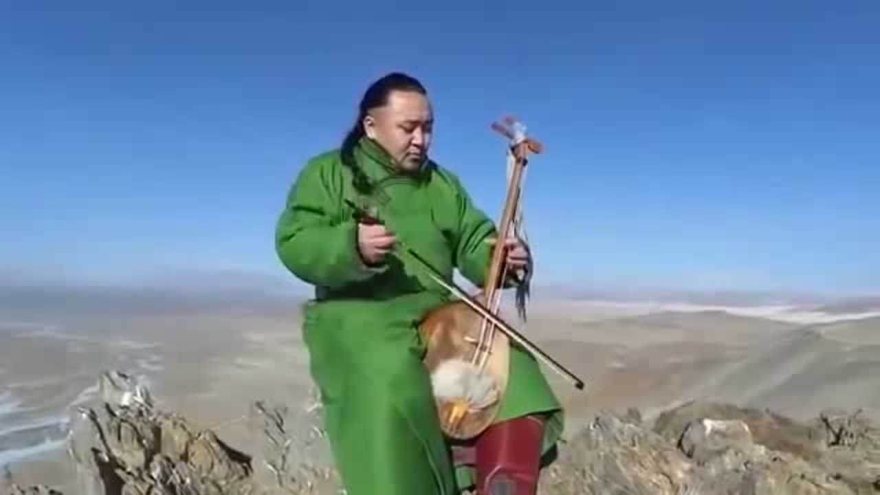 Un homme nous présente l’ancienne technique du chant de la mongolie : l’effet est magique