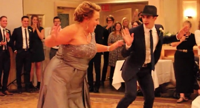 La mère convainc le marié à danser avec elle: Le show rend le mariage inoubliable.