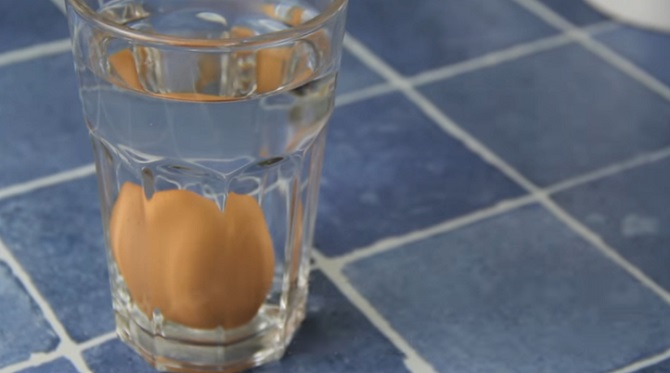 Mettez un œuf dans l’eau: Si la même chose que la vidéo se produit, ne le mangez pas!