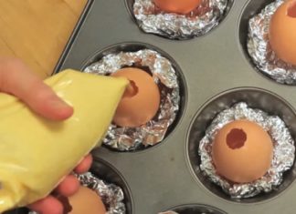 Il remplit les œufs avec une pâte. Quand il l'enlève du four, vous découvrirez un nouveau délice !│MiniBuzz
