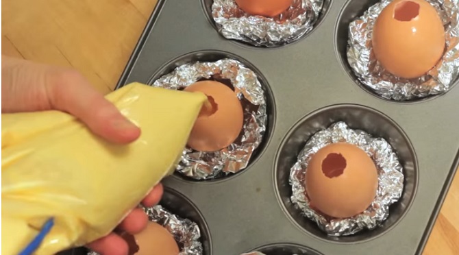 Il remplit les œufs avec une pâte. Quand il l’enlève du four, vous découvrirez un nouveau délice !
