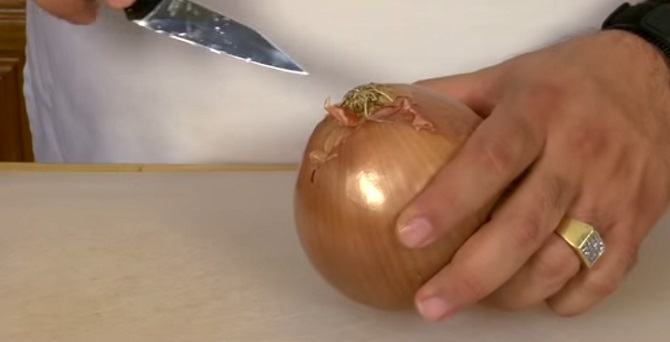 Voici la méthode pour couper un oignon sans larmes.