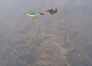 Il se lance de 7000 mètres sans parachute et atterri sur une toile. La vidéo va vous donner des frissons.│ MiniBuzz