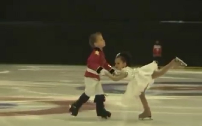 Ils ont quatre ans, mais ils sont déjà des patineurs qualifiés: Leurs acrobaties semblent celles de deux professionnels.
