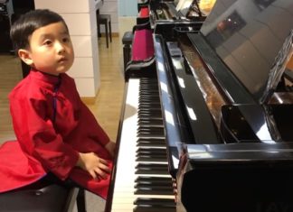 Le piano jouet ne lui suffisait plus. Cet enfant de 5 ans est la nouvelle star du piano.│MiniBuzz
