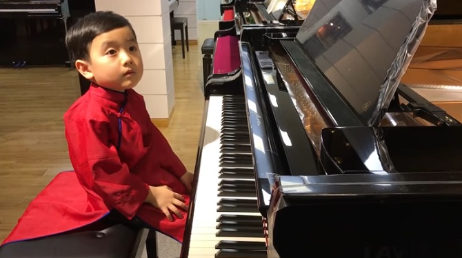 Le piano jouet ne lui suffisait plus. Cet enfant de 5 ans est la nouvelle star du piano.