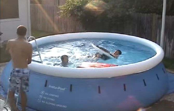 La maman filme les enfants dans la piscine, mais peu de temps après arrive le papa avec une idée … Explosive !