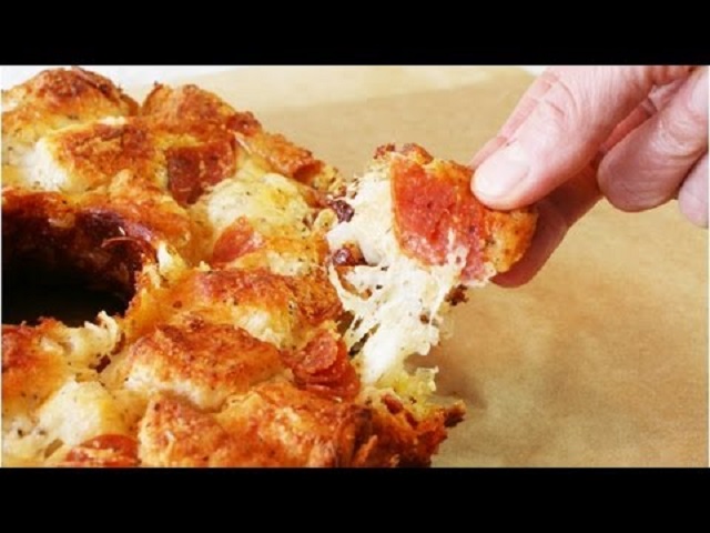 Elle coupe en petits morceaux la pâte à pizza et en quelques minutes l’en-cas est prêt!