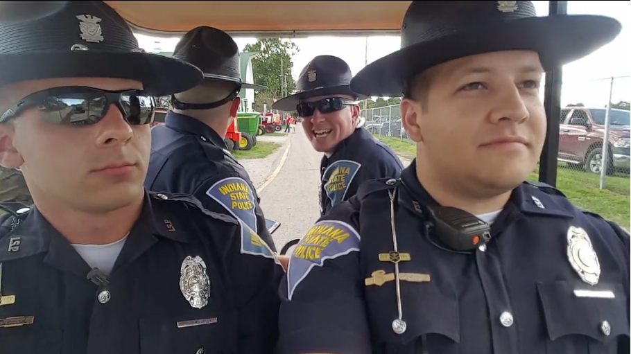 4 policiers en service : dès que la musique commencera, vous ne pourrez pas vous empêcher de rire!