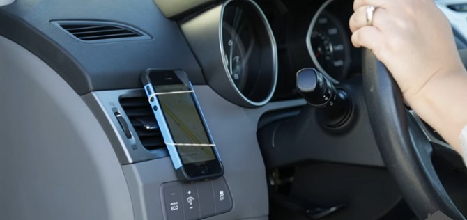 Voici comment faire un simple porte-téléphone pour votre voiture en 10 secondes.