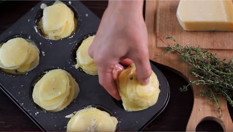 Il coupe les pommes de terre en tranches et les met dans un moule pour muffins : quand il les sort du four… Trop bon!