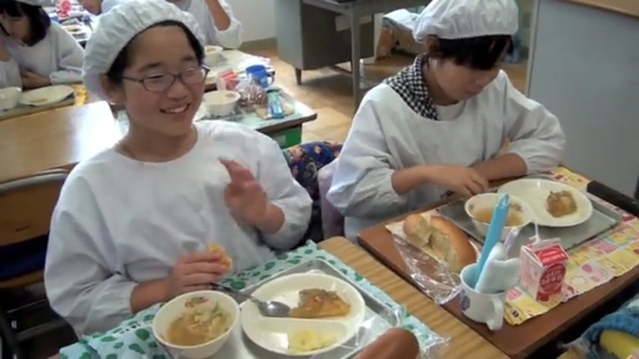 C’est le moment du déjeuner pour des élèves japonais : ce qu’ils les « obligent » à faire est extraordinaire