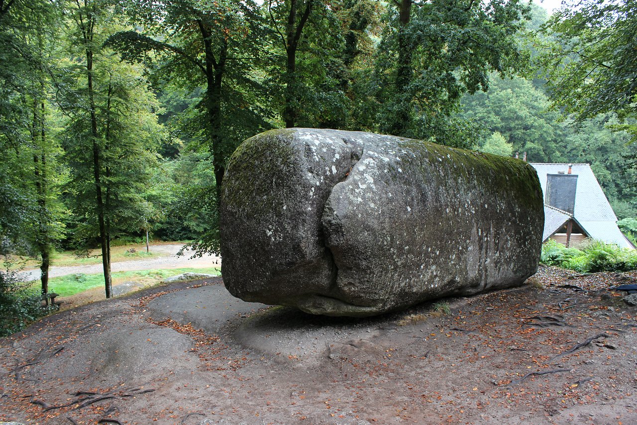 Cette roche pèse 137 tonnes, mais quand il essaie de la déplacer? Wow!